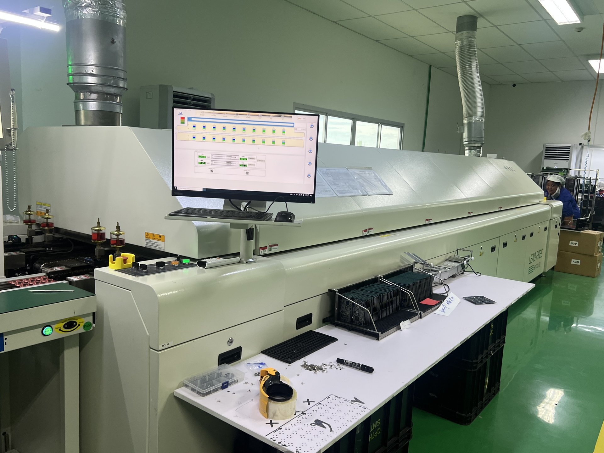 Lead-free reflow oven with 12-zone heating profile monitor and PCBA trays