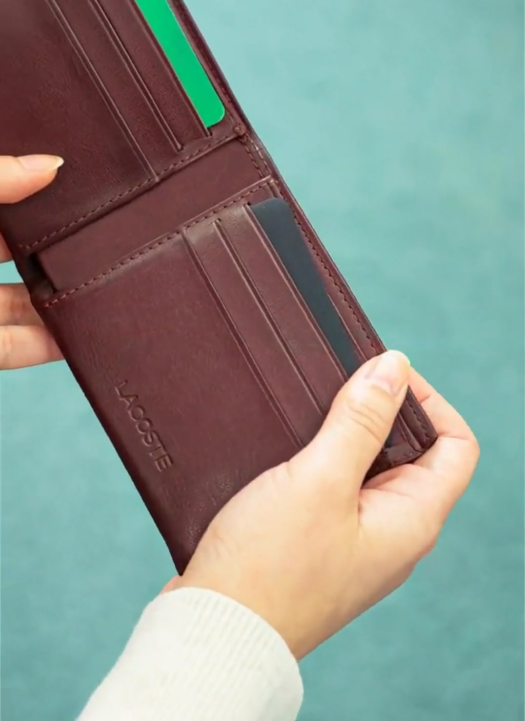 SKYTAG Card - 85mm credit-card tracker in wallet slide demo