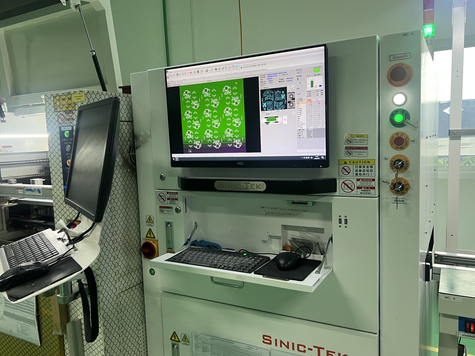 SINIC-TEK 3D SPI machine showing 6-zone solder paste inspection display with flux spray status